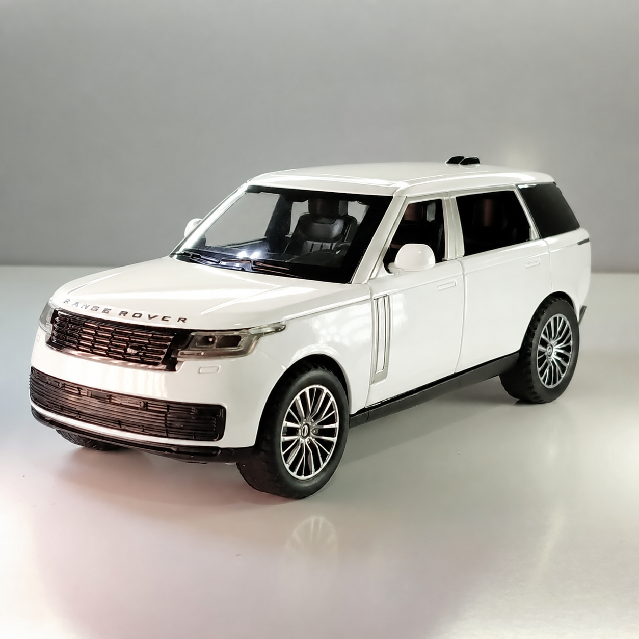 White Range Rover 1:28 Diecast Car