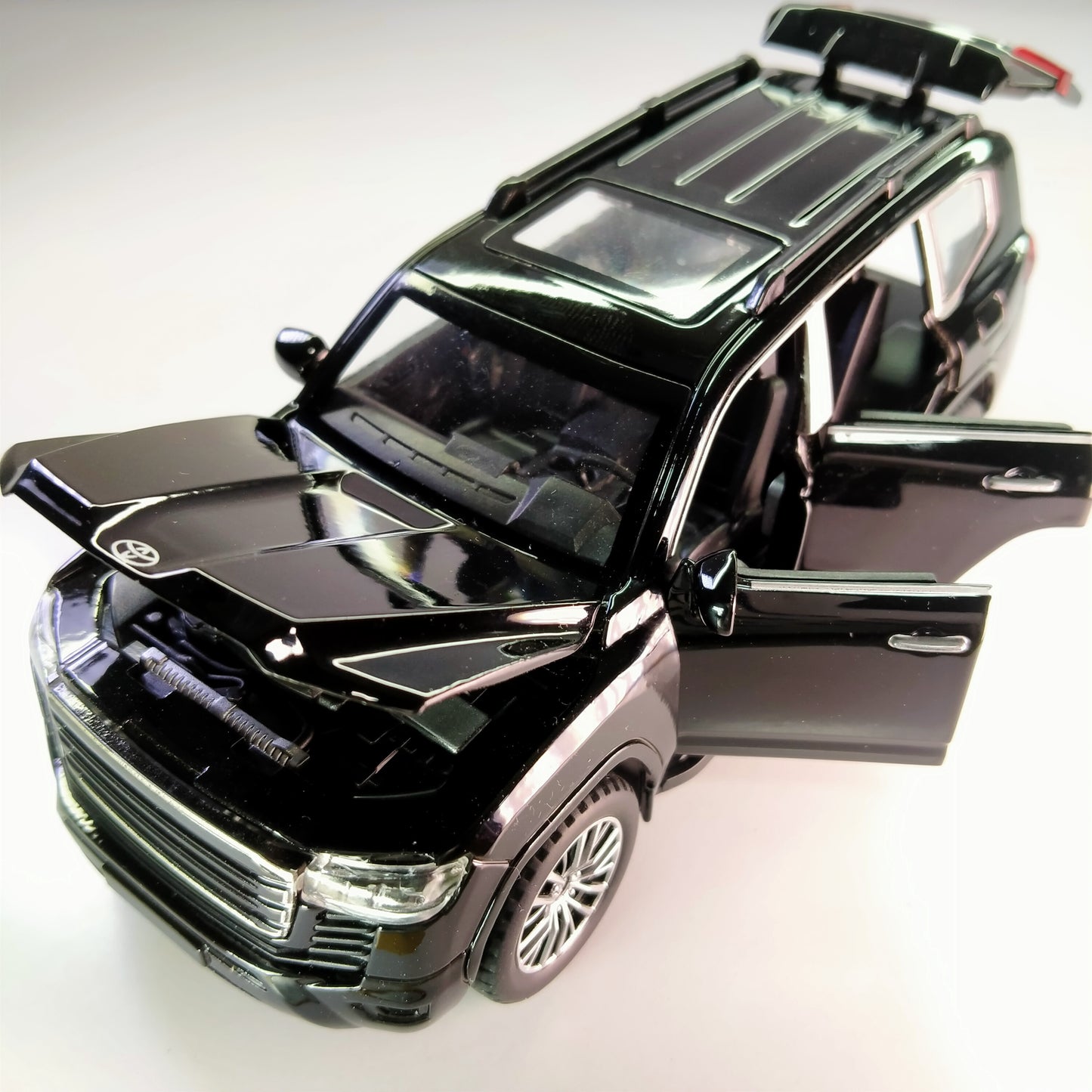 Toyota Land Cruiser 300 1:28