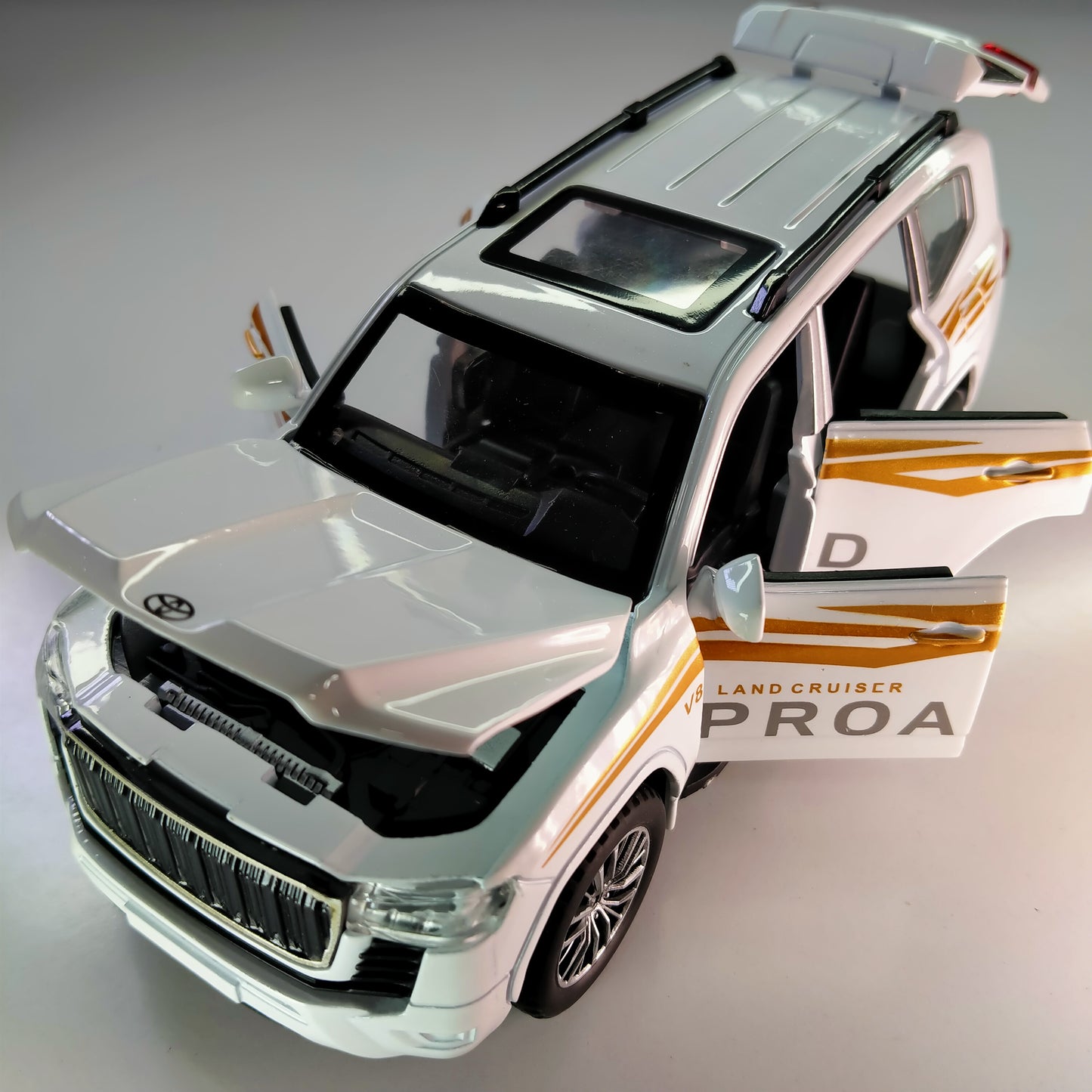 Toyota Land Cruiser Prado 1:28